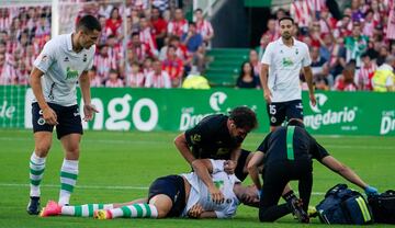 El doctor Dívar no dudó en saltar a auxiliar a Juanca Arana aunque la pelota estuviera en juego. El doctor del Racing se puso firme para que el delantero fuera sustituido tras quedarse conmocionado.