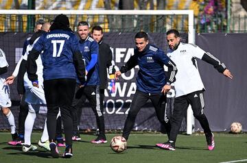 Tim Cahill corriendo con el balón durante el Torneo de Leyendas antes de la gala del The Best 2022 en el Centro Deportivo Emilie Antoine, en París cerca de la Torre Eiffel.