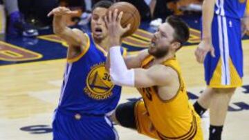 Mathew Dellavedova, antes de convertir un 2+1 clave con 81-80 en el marcador.