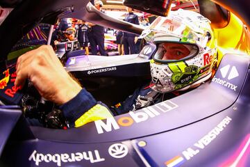 Max Verstappen, piloto de Red Bull Racing, se prepara en el garaje. 