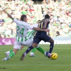 El Madrid reclama penalti de Ruibal a Rodrygo en el minuto 9