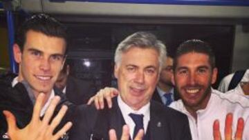 Ancelotti posa anoche con Bale y Ramos sumando con sus dedos los 16 triunfos del récord.