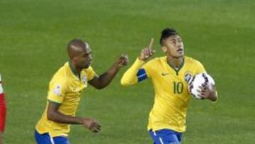 CA138. TEMUCO (CHILE), 14/06/2015.- El delantero brasile&ntilde;o Neymar jr. (d) celebra su gol, primero del equipo, junto a sus compa&ntilde;eros, durante el partido Brasil-Per&uacute;, del Grupo C de la Copa Am&eacute;rica de Chile 2015, en el Estadio Municipal Bicentenario Germ&aacute;n Becker de Temuco, Chile, hoy 14 de junio de 2015. EFE/Carlos Succo