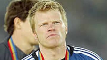 <b>ABATIDO.</B> Kahn no ha podido ocultar su decepción por la derrota y por su error.