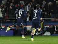 Ousmane Dembélé y Khvicha Kvaratskhelia celebran un gol anotado por el francés.