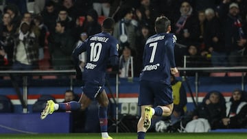 Ousmane Dembélé y Khvicha Kvaratskhelia celebran un gol anotado por el francés.