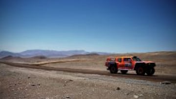 El piloto estadounidense, Robbie Gordon, conduce su vehículo hoy, viernes 18 de enero de 2013, durante la largada de la décimo tercera etapa del rally Dakar, entre las ciudades de Copiapó y La Serena (Chile).
