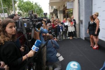 Antonella y Sofía (parejas de Messi y Luis Suárez) inauguran la boutique Sarkany en Barcelona