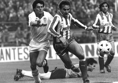 Jugó con el Atlético de Madrid de 1988 a 1990.