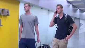 Gunnar Bentz y Jack Conger caminan hac&iacute;a la oficina de Polic&iacute;a del aeropuerto internacional de R&iacute;o de Janeiro (Brasil).