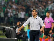 AME621. MEDELLÍN (COLOMBIA), 04/03/2026.- El entrenador de Millonarios, Fabián Bustos, reacciona este miércoles, durante un partido de la primera fase de la Copa Sudamericana entre Atlético Nacional y Millonarios en el estadio Atanasio Girardot en Medellín (Colombia). EFE/ STR