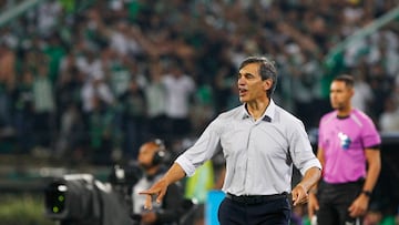 AME621. MEDELLÍN (COLOMBIA), 04/03/2026.- El entrenador de Millonarios, Fabián Bustos, reacciona este miércoles, durante un partido de la primera fase de la Copa Sudamericana entre Atlético Nacional y Millonarios en el estadio Atanasio Girardot en Medellín (Colombia). EFE/ STR