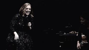 Adele y su momento Spice Girl en pleno concierto.
 @AdeleNowUk