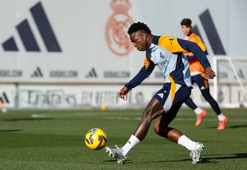 Vinicius toca baln en la sesin de entrenamiento.