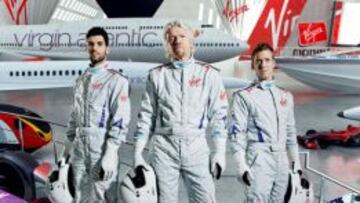 Richard Branson, el magnate de Virgin, entre sus dos pilotos de la F&oacute;rmula E, Alguersuari y Bird.