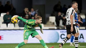 En una jornada sin grandes actuaciones de los metas, nos quedamos con Aarón Escandell, que volvió a dejar su portería a cero, ante el Cartagena. Es cierto que no tuvo mucho trabajo, completó tres paradas, pero la mano que sacó en una falta de Gastón Valles, bien le merece este sitio en el once.