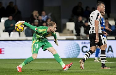 En una jornada sin grandes actuaciones de los metas, nos quedamos con Aarón Escandell, que volvió a dejar su portería a cero, ante el Cartagena. Es cierto que no tuvo mucho trabajo, completó tres paradas, pero la mano que sacó en una falta de Gastón Valles, bien le merece este sitio en el once.