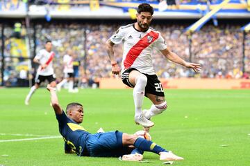 Milton Casco of River Plate and Sebastian Villa of Boca Juniors fight for the ball during the first leg match between Boca Juniors and River Plate as part of the Finals of Copa CONMEBOL Libertadores 2018 at Estadio Alberto J. Armando on November 11, 2018 