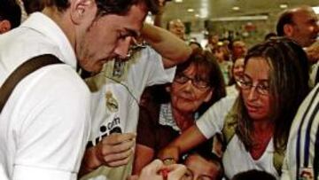 <b>ACLAMADO. </b>Iker Casillas fue recibido por numerosos fans a su llegada al aeropuerta de A Coruña.