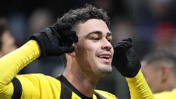 Dortmund's US midfielder Giovanni Reyna celebrates his 1-2 during the German first division Bundesliga football match between Mainz 05 and Borussia Dortmund in Mainz on January 25, 2023. (Photo by Daniel ROLAND / AFP) / DFL REGULATIONS PROHIBIT ANY USE OF PHOTOGRAPHS AS IMAGE SEQUENCES AND/OR QUASI-VIDEO