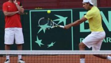 <b>DE VUELTA A LA TIERRA. </b>Rafa Nadal llegó ayer a Córdoba tras disputar el lunes la final del US Open, y aprovechó para entrenarse en la tierra de la plaza de toros.