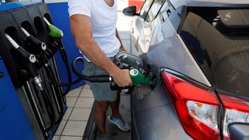 Un hombre reposta en una gasolinera de Madrid. EFE/ Mariscal/Archivo