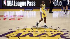 LeBron James, en su estreno en el Staples Center.