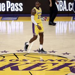 LeBron debuta en el Staples y desata la euforia en 15 minutos
