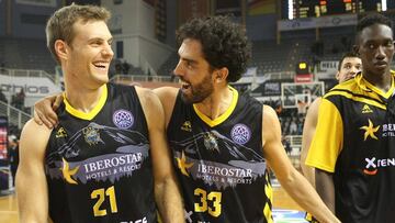 Tim Abromaitis y Javier Beirán celebran la victoria del Iberostar Tenerife ante el PAOK en Salónica.