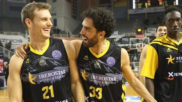 Tim Abromaitis y Javier Beir&aacute;n celebran la victoria del Iberostar Tenerife ante el PAOK en Sal&oacute;nica.