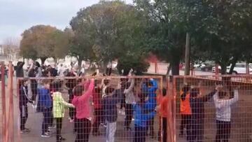 Genialidad: la despedida de estos niños al bus del Mirandés antes de ir a San Sebastián