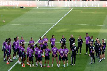 Concentración de los jugadores y el cuerpo técnico del Real Madrid durante el entrenamiento previo a la final de la Copa del Rey.