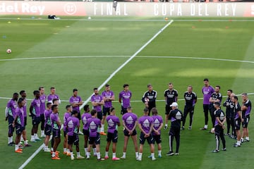 Concentración de los jugadores y el cuerpo técnico del Real Madrid durante el entrenamiento previo a la final de la Copa del Rey.