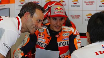 Alberto Puig y Marc Márquez en el box del Repsol Honda.