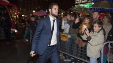 SERIO. Mario Suárez a su llegada el pasado sábado a Bilbao. Al día siguiente volvería a ser suplente.