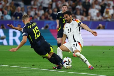 Minuto 42. Gunn saca una mano milagrosa tras un remate de cabeza de Ilkay Gündogan. En el rechace, el defensa escocés, con los dos pies por delante, clava los tacos en el tobillo del jugador del Barcelona.