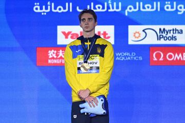 Vladyslav Bukhov, tremendamente serio con su oro, en el podio de Doha.