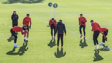 Los jugadores del Atlético, durante el entrenamiento de hoy.