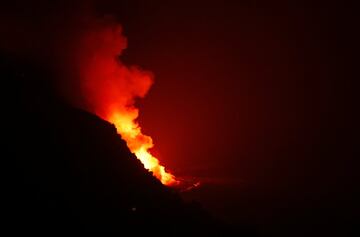 La lava del volcán de La Palma ha llegado al mar en la costa del municipio de Tazacorte. Se ha precipitado de un acantilado de cerca de 100 metros de altura. Las nubes tóxicas que genera el magma al contacto con el agua del mar suponen la gran preocupación de las autoridades.
