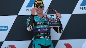 Mandalika (Indonesia), 29/09/2024.- Moto3 rider CFMOTO David Alonso of Colombia celebrates after winning the race in the Motorcycling Grand Prix of Indonesia at the Pertamina Mandalika International Circuit on Lombok island, Indonesia, 29 September 2024. (Motociclismo, Ciclismo) EFE/EPA/ADI WEDA