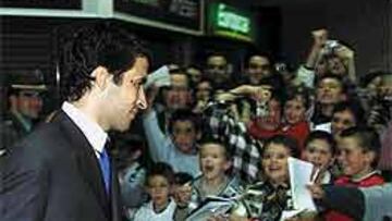 <B>NUMEROSOS NIÑOS RECIBIERON AL MADRID A SU LLEGADA EN DONOSTI</b> El conjunto blanco se dio un verdadero baño de masas a su llegada a San Sebastián donde cientos de aficionados buscaban una fotografía y un autógrafo de sus ídolos.