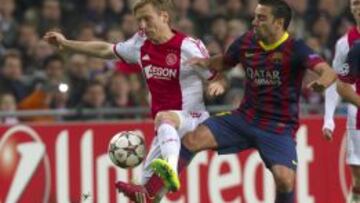 Xavi Hernández, durante el partido ante el Ajax en Amsterdam.