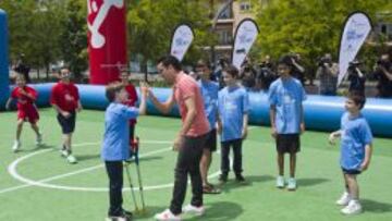 El jugador del FC Barcelona Xavi Hernández participó ayer en Sant Cugat del Vallès en la presentación de la Copa Intercontinental Fútbol 7 para personas con lesión cerebral, que él mismo apadrina.