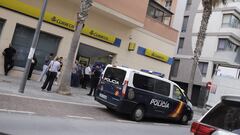 Un furgón policial frente a una oficina de correos, a 17 de mayo de 2023, en Melilla (España). El lunes 15 de mayo, Vox presentó ante la Junta Electoral Provincial un escrito en el que solicita la suspensión del voto por correo en la ciudad de Melilla denunciando supuestas "irregularidades" que podrían alterar el resultado de las elecciones del próximo 28 de mayo. Esta denuncia tuvo lugar minutos después de que el principal partido del Gobierno melillense, Coalición por Melilla (CPM), anunciase que pedirá al Tribunal Contencioso-Administrativo la suspensión de las elecciones del 28 de mayo en la ciudad española del norte de África por un supuesto "fraude masivo" en forma de "compra de votos" tras duplicarse en estos comicios el voto por correo y por los atracos sufridos por los carteros de Correos que reparten la documentación electoral en la ciudad.
17 MAYO 2023;CORREOS;FRAUDE;ELECCIONES;VOTOS;VOTO POR CORREO;MELILLA;POLÍTICA;VOX
Ilies Amar / Europa Press
17/05/2023