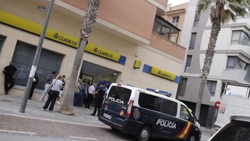 Un furgón policial frente a una oficina de correos, a 17 de mayo de 2023, en Melilla (España). El lunes 15 de mayo, Vox presentó ante la Junta Electoral Provincial un escrito en el que solicita la suspensión del voto por correo en la ciudad de Melilla denunciando supuestas "irregularidades" que podrían alterar el resultado de las elecciones del próximo 28 de mayo. Esta denuncia tuvo lugar minutos después de que el principal partido del Gobierno melillense, Coalición por Melilla (CPM), anunciase que pedirá al Tribunal Contencioso-Administrativo la suspensión de las elecciones del 28 de mayo en la ciudad española del norte de África por un supuesto "fraude masivo" en forma de "compra de votos" tras duplicarse en estos comicios el voto por correo y por los atracos sufridos por los carteros de Correos que reparten la documentación electoral en la ciudad.
17 MAYO 2023;CORREOS;FRAUDE;ELECCIONES;VOTOS;VOTO POR CORREO;MELILLA;POLÍTICA;VOX
Ilies Amar / Europa Press
17/05/2023