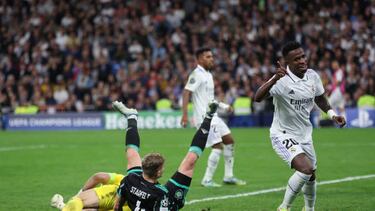 Vinicius celebra su gol al Celtic en una noche en la que el Real Madrid volvió a ser superior al equipo escocés.