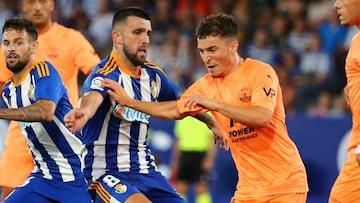 Moi Delgado de la SD Ponferradina y Agus Medina de la SD Ponferradina durante el partido de la Liga Smartbank 22-23 Segunda División Jornada 2 entre la SD Ponferradina y la SD Ibiza disputado en el Estadio de El Toralin en Ponferrada.Foto Luis de la Mata