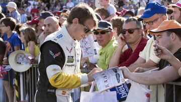 MIA08. MIAMI (FL, EE.UU.), 22/01/2018.- Fotografía del 17 de junio de 2017 cedida por Chevrolet donde aparece el piloto español Antonio García firmando autógrafos a sus fanánticos durante su participación en las 24 horas de Le Mans (Francia). Amigo, rival y consejero de Fernando Alonso, el madrileño Antonio García es el único español en haber ganado las 24 Horas de Daytona, una competición en la que es veterano y que le ha servido al piloto de McLaren como aliciente para debutar en esta legendaria prueba de automovilismo de resistencia. "Fernando lleva viendo estas pruebas varios años, y el haber yo ganado varias veces con finales de carrera tan bonitos influyó para que Daytona también entrara dentro de sus objetivos", dijo García a Efe. EFE/Richard Prince/Chevrolet/SOLO USO EDITORIAL/NO VENTAS