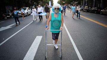 27 February 2021, Argentina, Buenos Aires: A protester with a walker takes part in a protest against the Argentinian government after the VIP vaccine rollout scandal. The government published a list of 70 public figures who have already received the coronavirus (Covid-19) vaccine ahead of others at the Posadas Hospital. Photo: Manuel Cortina/SOPA Images via ZUMA Wire/dpa
 Manuel Cortina/SOPA Images via Z / DPA
 27/02/2021 ONLY FOR USE IN SPAIN