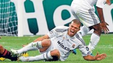 <b>DURA ENTRADA. </b>Ronaldinho le hizo esta peligrosísima entrada en el minuto 42 a Pepe, que se retorció de dolor en el césped de San Siro.